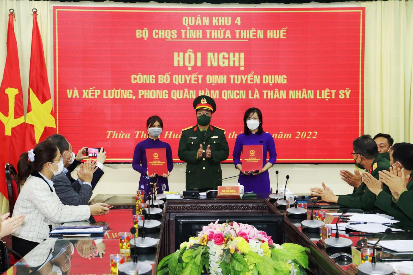 Vợ và con của liệt sĩ hy sinh trong khi làm nhiệm vụ cứu hộ, cứu nạn tại thủy điện Rào Trăng 3 (TT-Huế) đã được tuyển dụng vào biên chế quân đội