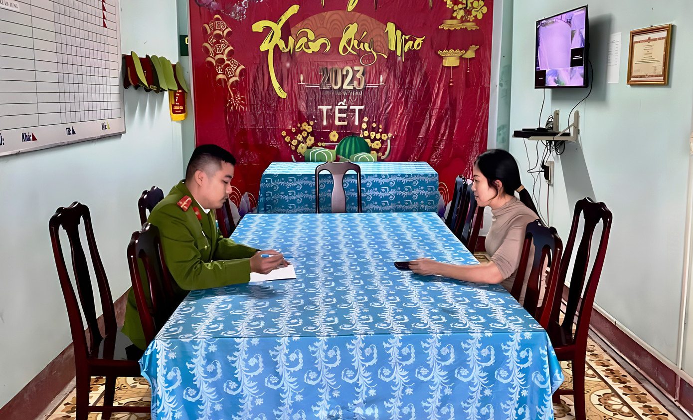 Công an xã Vinh Hiền hỗ trợ người dân nhận lại số tiền 100 triệu đồng vào tài khoản không quen biết. Ảnh: CACC Công an xã Vinh Hiền hỗ trợ người dân nhận lại số tiền 100 triệu đồng vào tài khoản không quen biết. Ảnh: CACC