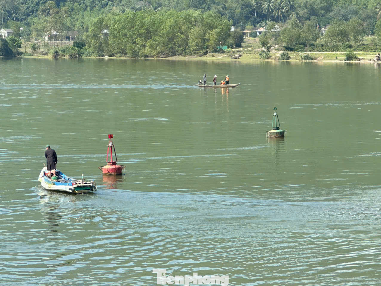 Tổ chức công tác tìm kiếm, cứu nạn cứu hộ người mất tích nghi do nhảy cầu.