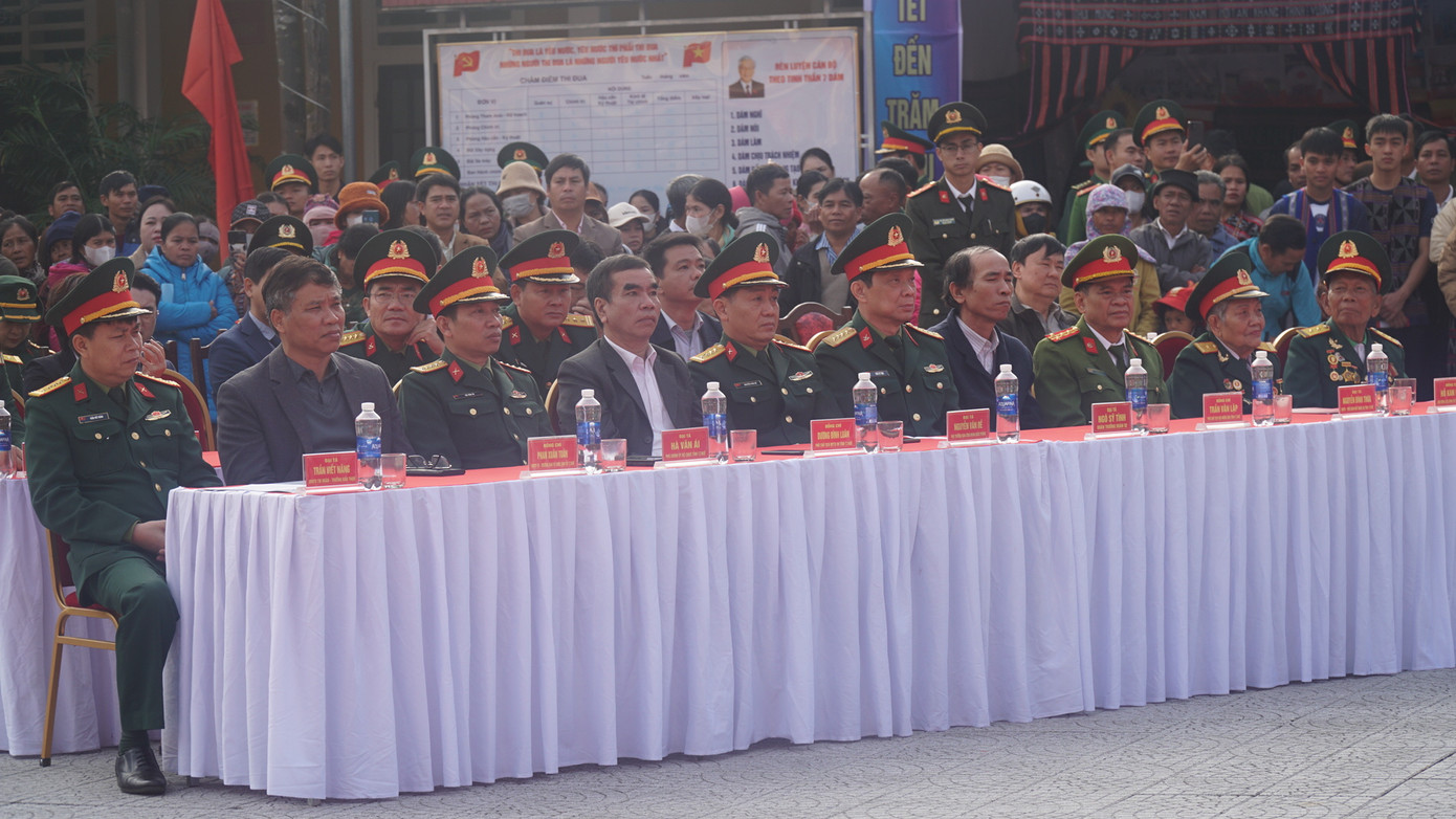 Chương trình với nhiều hoạt động thiết thực, ý nghĩa, thu hút nhiều người dân đồng bào dân tộc thiểu số tại A Lưới tham gia. Chương trình với nhiều hoạt động thiết thực, ý nghĩa, thu hút nhiều người dân đồng bào dân tộc thiểu số tại A Lưới tham gia.