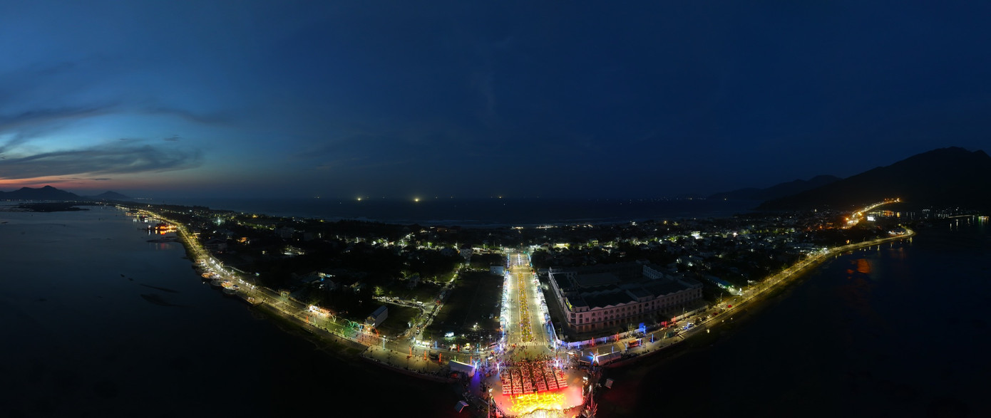 Vịnh đẹp Lăng Cô và phố đi bộ Nguyễn Văn ở thị trấn Lăng Cô, huyện Phú Lộc, TT-Huế trong đêm kỷ niệm 15 năm được công nhận là vịnh đẹp thế giới. Vịnh đẹp Lăng Cô và phố đi bộ Nguyễn Văn ở thị trấn Lăng Cô, huyện Phú Lộc, TT-Huế trong đêm kỷ niệm 15 năm được công nhận là vịnh đẹp thế giới.