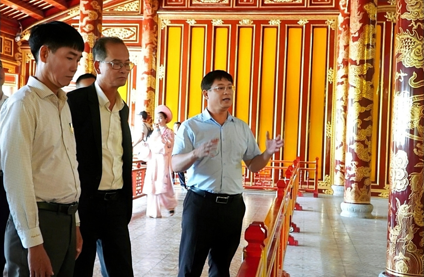 Ông Nguyễn Thanh Bình - Phó Chủ tịch UBND TP Huế (bìa phải) kiểm tra vụ phá hoại nghiêm trọng ngai vàng triều Nguyễn - một bảo vật quốc gia. Ảnh: T.H. Ông Nguyễn Thanh Bình - Phó Chủ tịch UBND TP Huế (bìa phải) kiểm tra vụ phá hoại nghiêm trọng ngai vàng triều Nguyễn - một bảo vật quốc gia. Ảnh: T.H.