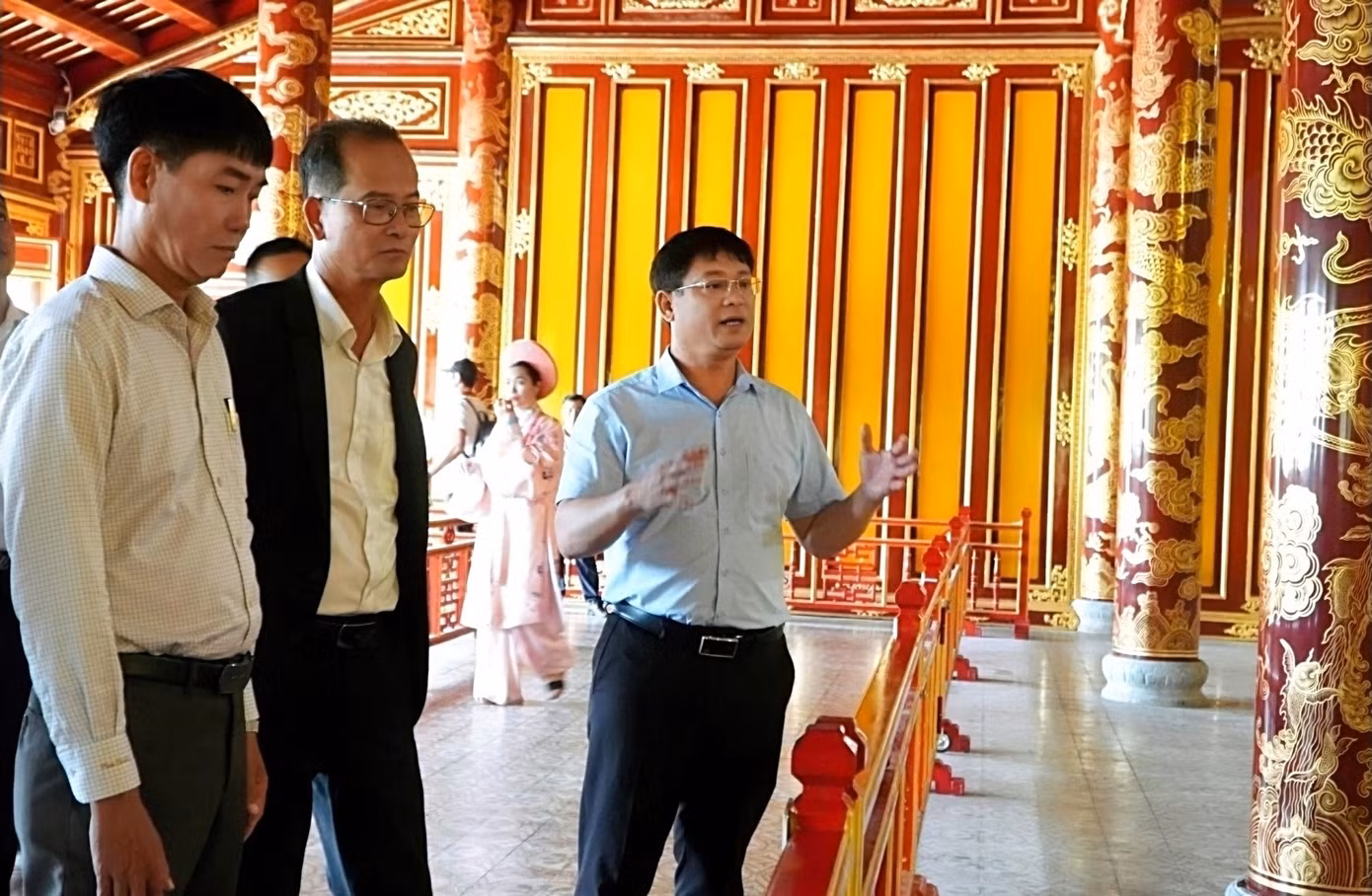 Ông Nguyễn Thanh Bình - Phó Chủ tịch UBND TP Huế (bìa phải) kiểm tra vụ phá hoại nghiêm trọng ngai vàng triều Nguyễn - một bảo vật quốc gia. Ảnh: T.H. Ông Nguyễn Thanh Bình - Phó Chủ tịch UBND TP Huế (bìa phải) kiểm tra vụ phá hoại nghiêm trọng ngai vàng triều Nguyễn - một bảo vật quốc gia. Ảnh: T.H.