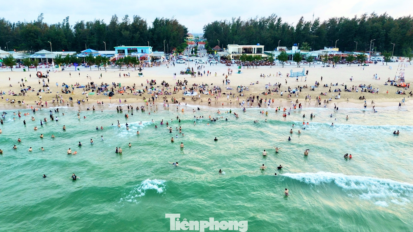 Trong kỳ nghỉ lễ 30/4-1/5 năm nay, dọc hai bãi biển Thuận An và Phú Thuận luôn chật kín người dân, du khách tìm về tắm biển, ngắm cảnh, nghỉ dưỡng và thưởng thức những món hải sản tươi ngon từ sáng đến chiều tối. Trong kỳ nghỉ lễ 30/4-1/5 năm nay, dọc hai bãi biển Thuận An và Phú Thuận luôn chật kín người dân, du khách tìm về tắm biển, ngắm cảnh, nghỉ dưỡng và thưởng thức những món hải sản tươi ngon từ sáng đến chiều tối.