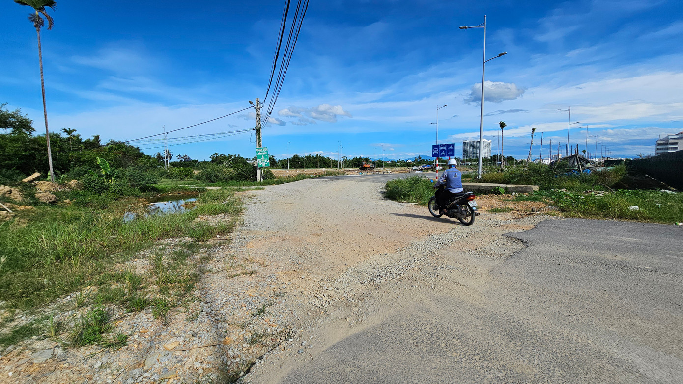 Mỗi lần sắp đến mùa mưa lũ, người dân ở các phường Xuân Phú, An Đông (thành phố Huế) và những khu đô thị mới xung quanh vẫn ám ảnh và nơm nớp nỗi lo mỗi khi lưu thông qua đoạn cuối thấp trũng thuộc đường Nguyễn Lộ Trạch giao đường Võ Nguyên Giáp hiện thi công nâng cấp dang dở. Theo kế hoạch, đoạn đường này đúng ra đã hoàn thành thi công toàn tuyến từ 2 năm trước. Mỗi lần sắp đến mùa mưa lũ, người dân ở các phường Xuân Phú, An Đông (thành phố Huế) và những khu đô thị mới xung quanh vẫn ám ảnh và nơm nớp nỗi lo mỗi khi lưu thông qua đoạn cuối thấp trũng thuộc đường Nguyễn Lộ Trạch giao đường Võ Nguyên Giáp hiện thi công nâng cấp dang dở. Theo kế hoạch, đoạn đường này đúng ra đã hoàn thành thi công toàn tuyến từ 2 năm trước.