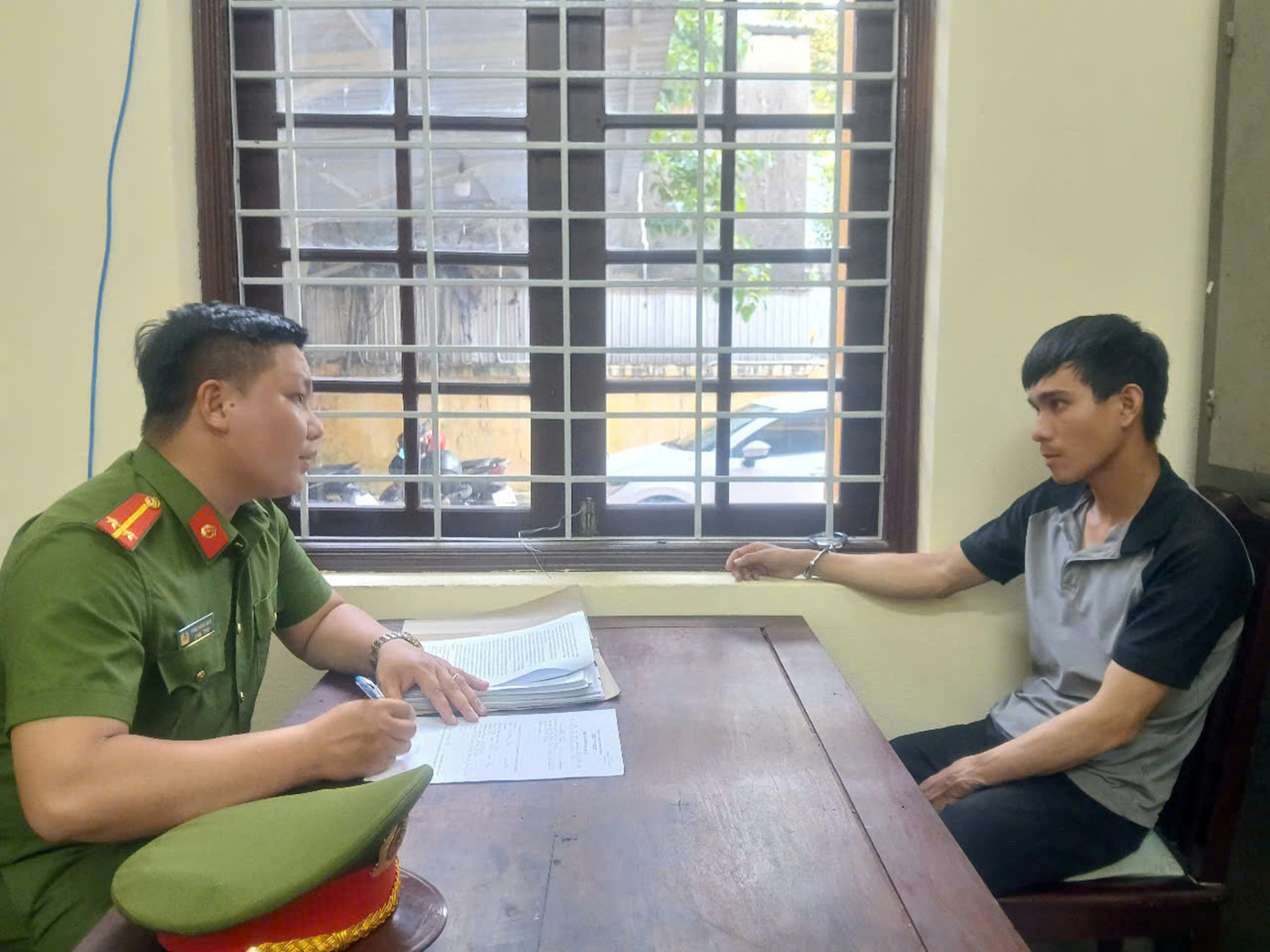 Đối tượng truy nã Ngô Đức Lâm Huy tại cơ quan công an. Đối tượng truy nã Ngô Đức Lâm Huy tại cơ quan công an.