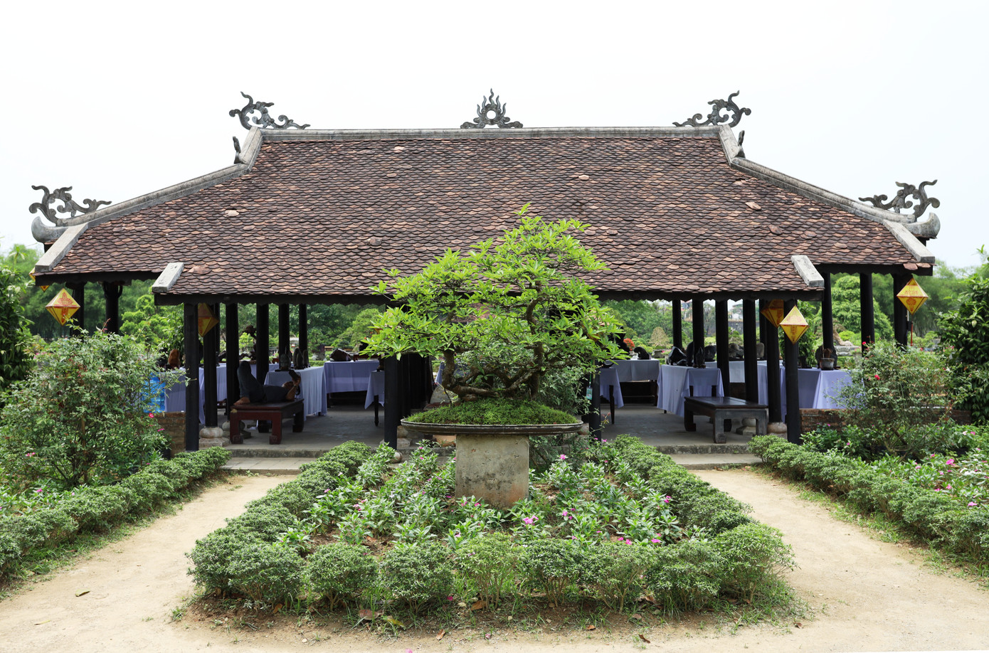 Triển lãm kéo dài đến hết ngày 2/5/2025, trùng dịp nghỉ lễ 30/4-1/5, dự kiến thu hút hàng vạn lượt khách. Đặc biệt, từ 18h-21h30 mỗi đêm (từ 26/4-1/5), các khu vực di tích như phủ Nội Vụ, vườn Thiệu Phương và vườn Cơ Hạ (Đại Nội Huế) sẽ mở cửa miễn phí phục vụ du khách, người dân đến khám phá vẻ đẹp của Đại Nội về đêm, trải nghiệm, thưởng lãm những tác phẩm nghệ thuật của nghệ nhân 3 miền. Triển lãm kéo dài đến hết ngày 2/5/2025, trùng dịp nghỉ lễ 30/4-1/5, dự kiến thu hút hàng vạn lượt khách. Đặc biệt, từ 18h-21h30 mỗi đêm (từ 26/4-1/5), các khu vực di tích như phủ Nội Vụ, vườn Thiệu Phương và vườn Cơ Hạ (Đại Nội Huế) sẽ mở cửa miễn phí phục vụ du khách, người dân đến khám phá vẻ đẹp của Đại Nội về đêm, trải nghiệm, thưởng lãm những tác phẩm nghệ thuật của nghệ nhân 3 miền.