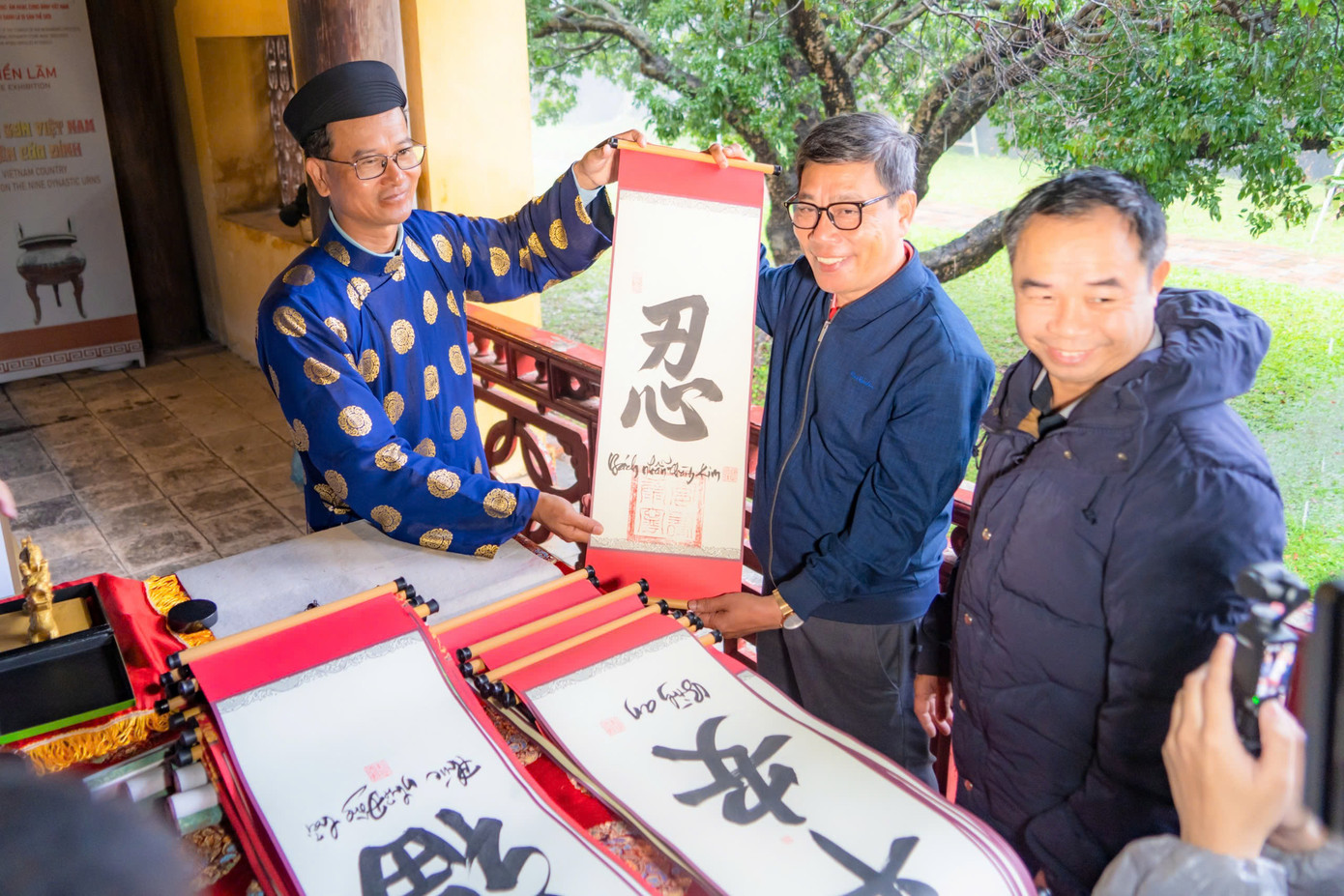Hoạt động tặng chữ cho du khách, người dân thông qua những bức thư pháp mang thông điệp tốt lành, cầu hạnh phúc, bình an, may mắn, hạnh phúc… Hoạt động tặng chữ cho du khách, người dân thông qua những bức thư pháp mang thông điệp tốt lành, cầu hạnh phúc, bình an, may mắn, hạnh phúc…