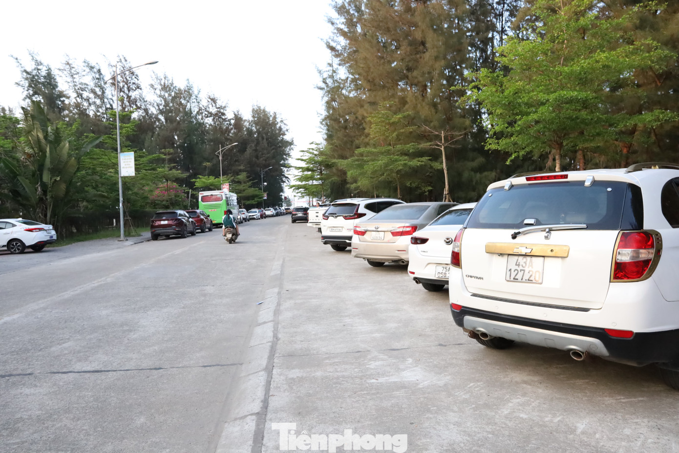 Ghi nhận trong kỳ nghỉ lễ, dòng xe từ trung tâm TP Huế và các vùng lân cận liên tục đổ về biển Thuận An - Phú Thuận. Các bãi giữ xe máy quá tải, ô tô đậu kín lối vào bãi tắm. Ghi nhận trong kỳ nghỉ lễ, dòng xe từ trung tâm TP Huế và các vùng lân cận liên tục đổ về biển Thuận An - Phú Thuận. Các bãi giữ xe máy quá tải, ô tô đậu kín lối vào bãi tắm.