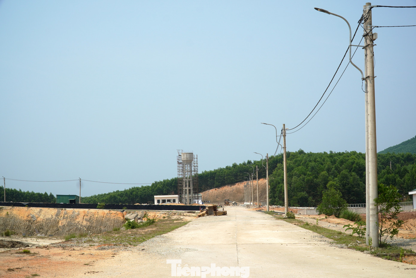 Từ “thế khó” nêu trên, trao đổi với PV Tiền Phong về vấn đề dừng hay tiếp tục thực hiện dự án Hương Bình, ông Phan Quốc Sơn - Phó Giám đốc Sở Kế hoạch và Đầu tư (KH&amp;ĐT) tỉnh TT-Huế, cho biết, hiện nay, các đơn vị nhà thầu thi công không đảm bảo tiến độ đề ra, nên tỉnh đang xem xét để chấm dứt hợp đồng, chuyển sang nhà thầu khác để tiếp tục triển khai. Nhà máy rác Hương Bình sau khi hoàn thành sẽ xử lý rác thải khu vực phía bắc của tỉnh.