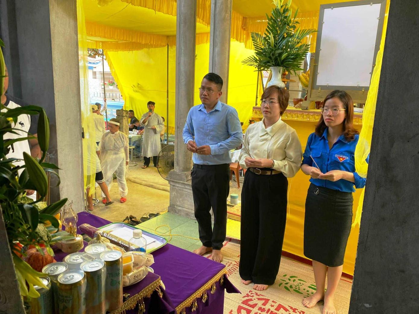 Lãnh đạo Tỉnh Đoàn TT-Huế thăm, phúng viếng, động viên gia đình cháu Trần Văn V - nạn nhân bị đuối nước tử vong tại xã Phú Hải, huyện Phú Vang, hôm 20/5. Ảnh: N.V Lãnh đạo Tỉnh Đoàn TT-Huế thăm, phúng viếng, động viên gia đình cháu Trần Văn V - nạn nhân bị đuối nước tử vong tại xã Phú Hải, huyện Phú Vang, hôm 20/5. Ảnh: N.V