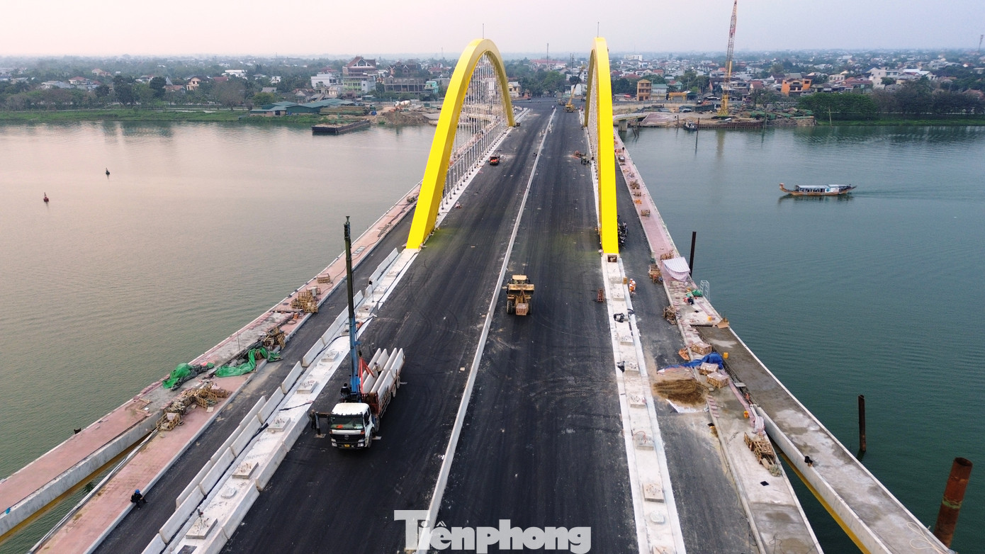 Mới đây đoàn công tác của Cục Giám định Nhà nước về chất lượng công trình xây dựng có buổi làm việc với lãnh đạo UBND thành phố Huế, chủ đầu tư công trình. Đại diện đoàn công tác lưu ý đảm bảo các điều kiện hoàn thành công trình để sớm nghiệm thu thông xe kỹ thuật. Dự kiến, công tác kiểm định, thử tải cầu dự kiến hoàn thành vào ngày 10/3. Các hạng mục còn lại sẽ được hoàn thiện trước ngày 20/3 tới, để kịp thông xe kỹ thuật vào dịp 26/3. Mới đây đoàn công tác của Cục Giám định Nhà nước về chất lượng công trình xây dựng có buổi làm việc với lãnh đạo UBND thành phố Huế, chủ đầu tư công trình. Đại diện đoàn công tác lưu ý đảm bảo các điều kiện hoàn thành công trình để sớm nghiệm thu thông xe kỹ thuật. Dự kiến, công tác kiểm định, thử tải cầu dự kiến hoàn thành vào ngày 10/3. Các hạng mục còn lại sẽ được hoàn thiện trước ngày 20/3 tới, để kịp thông xe kỹ thuật vào dịp 26/3.