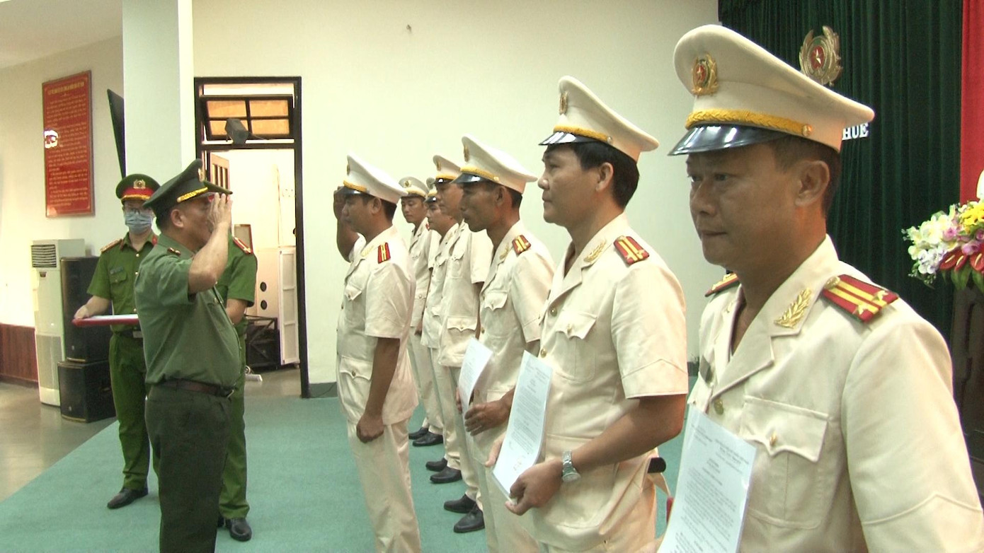 Trao quyết định của Giám đốc Công an tỉnh TT-Huế về tổ chức bộ máy của Công an các phường, xã trực thuộc TP Huế