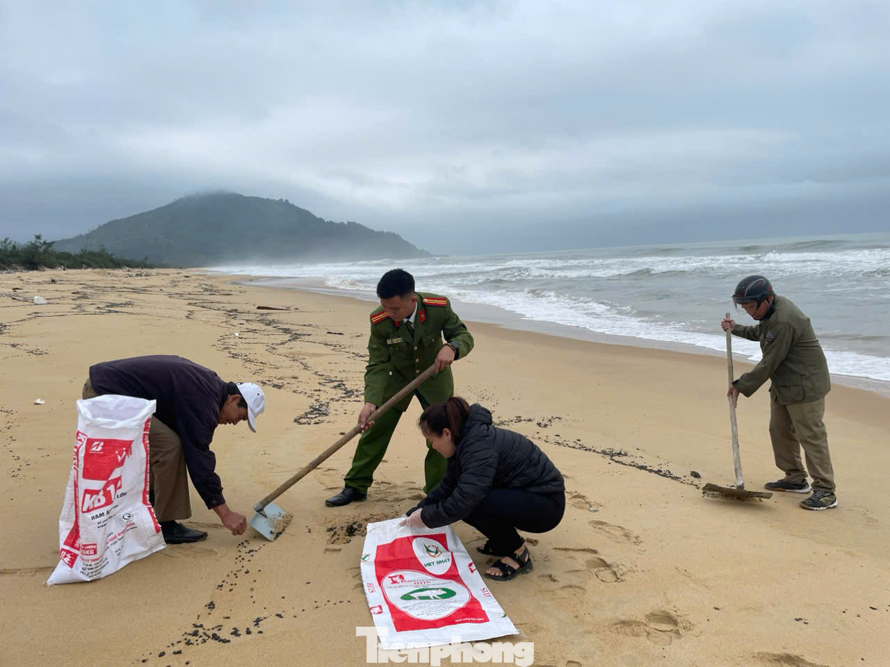 Lực lượng chức năng phối hợp người dân thu gom dầu vón cục dạt vào bờ tại khu vực bờ biển Lăng Cô và xã Lộc Vĩnh, huyện Phú Lộc, TP Huế. Lực lượng chức năng phối hợp người dân thu gom dầu vón cục dạt vào bờ tại khu vực bờ biển Lăng Cô và xã Lộc Vĩnh, huyện Phú Lộc, TP Huế.