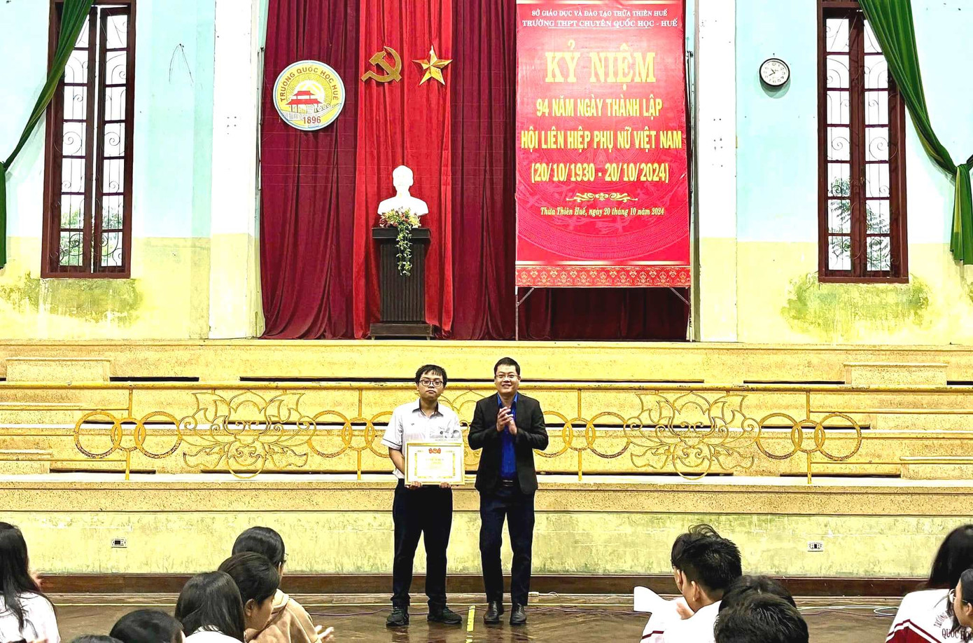 Bí thư Tỉnh Đoàn Thừa Thiên-Huế Nguyễn Thanh Hoài trao bằng khen, tặng thưởng cho Quán quân Đường lên đỉnh Olympia năm thứ 24 Võ Quang Phú Đức.