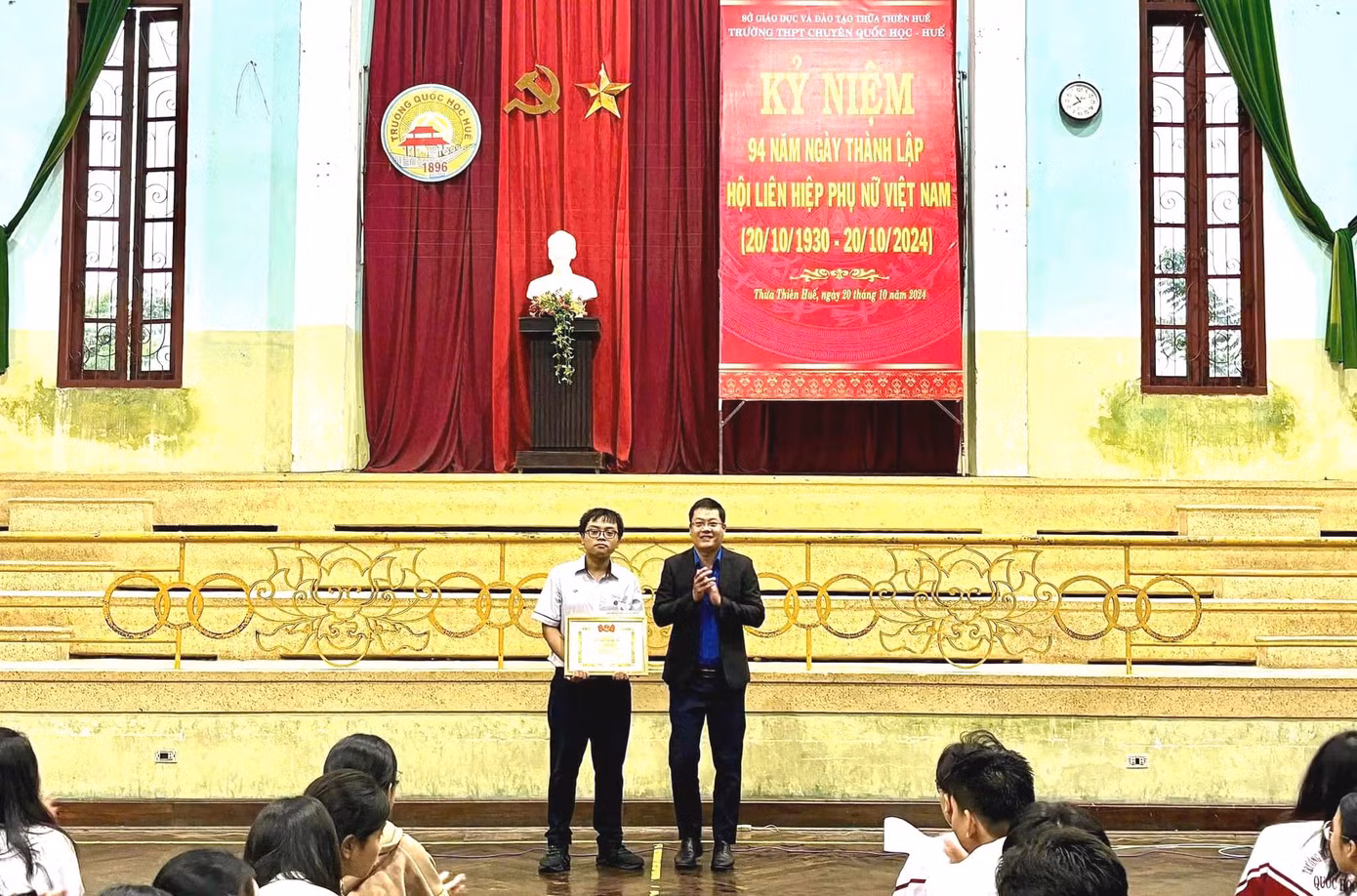Bí thư Tỉnh Đoàn Thừa Thiên-Huế Nguyễn Thanh Hoài trao bằng khen, tặng thưởng cho Quán quân Đường lên đỉnh Olympia năm thứ 24 Võ Quang Phú Đức.