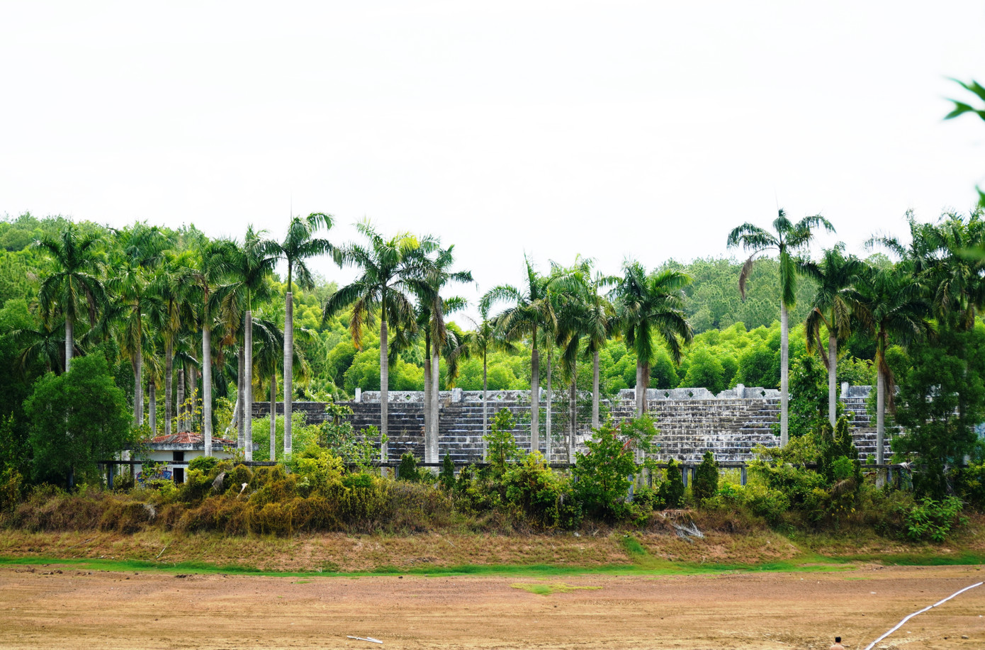 Được biết, các tài sản từng được đưa ra đấu giá gồm: Sân nền khu vực cổng và bãi đậu xe, đường dạo ven hồ và hai cầu vòm, cổng chính, quảng trường trung tâm, thủy cung, sân vườn bờ kè hai cống thoát, khu biểu diễn ngoài trời, trò chơi trên hồ, nhà hàng tranh, hệ thống điện, cây trồng. Giá khởi điểm tài sản được thông báo vào năm 2022 là 2.971.443.245 đồng. (Ảnh: Ngọc Văn)