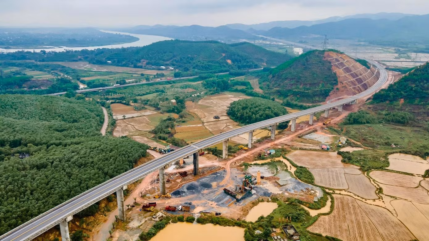 Dự án cao tốc đoạn Cam Lộ - La Sơn có chiều dài xây dựng 98,35km, điểm đầu tại Km 0+000 (giao với QL9 tại Km10+380, thuộc địa phận xã Cam Hiếu, huyện Cam Lộ, tỉnh Quảng Trị) và điểm cuối tại Km102+200 (thôn La Sơn, xã Lộc Sơn, huyện Phú Lộc, tỉnh TT-Huế). Dự án cao tốc đoạn Cam Lộ - La Sơn có chiều dài xây dựng 98,35km, điểm đầu tại Km 0+000 (giao với QL9 tại Km10+380, thuộc địa phận xã Cam Hiếu, huyện Cam Lộ, tỉnh Quảng Trị) và điểm cuối tại Km102+200 (thôn La Sơn, xã Lộc Sơn, huyện Phú Lộc, tỉnh TT-Huế).
