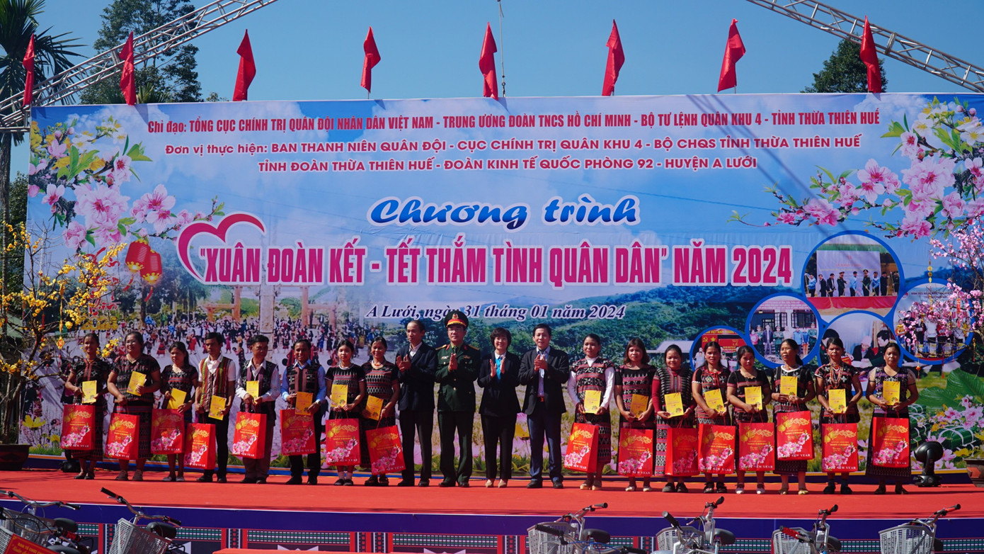 Nhiều phần quà Tết được trao cho người dân đồng bào dân tộc thiểu số A Lưới. Nhiều phần quà Tết được trao cho người dân đồng bào dân tộc thiểu số A Lưới.