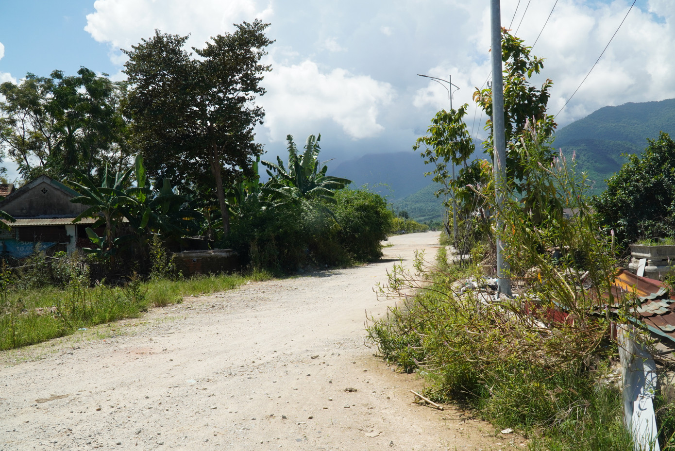 Qua tìm hiểu thực tế, công trình dự án đình trệ, chưa thể triển khai xây dựng những đoạn đường còn lại để thông tuyến toàn bộ, do vướng đền bù, giải phóng mặt bằng hai hộ dân ở cạnh quốc lộ 1, gần khu vực chợ Cầu Hai (thị trấn Phú Lộc).