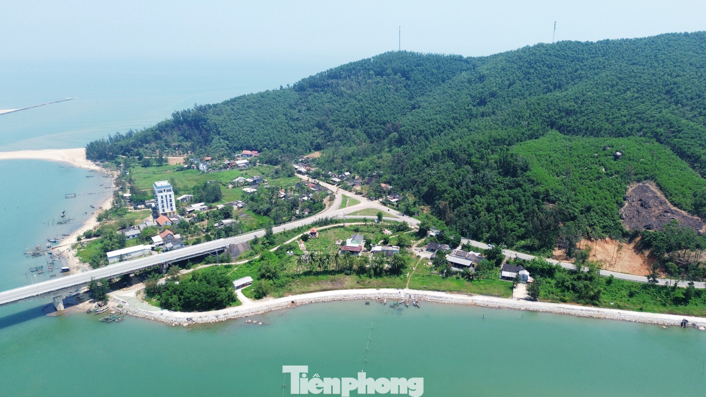 Tuy nhiên, cũng với địa hình đó, địa phương từng bước biến những bất lợi về vị trí địa lý thành lợi thế phát triển kinh tế. Địa hình rừng núi, biển và đầm phá của Lộc Bình giàu tiềm năng về phát triển du lịch, dịch vụ, nông nghiệp, lâm nghiệp, tiểu thủ công nghiệp; nuôi trồng, khai thác, đánh bắt thủy sản. Đây là xã ven biển, đầm phá của Huế có cảnh quan, thiên nhiên đẹp, núi sông kỳ thú, môi trường trong lành... thuận lợi để phát triển du lịch sinh thái. Dự án du lịch cao cấp nghìn tỷ cũng đã khởi động tại địa phương.