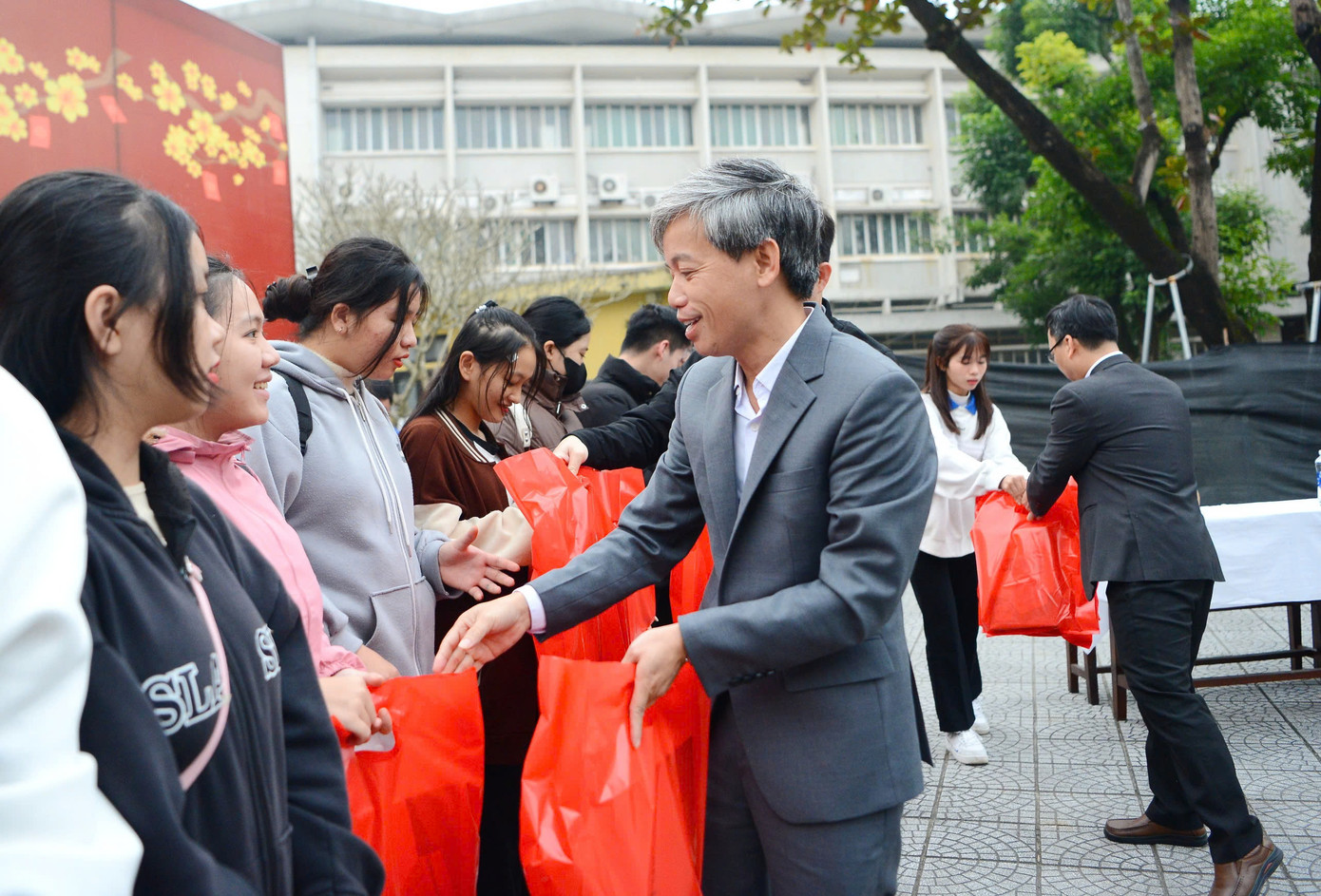 Tiến sĩ Lê Hồ Sơn - Hiệu trưởng Trường ĐH Sư phạm Huế tặng quà Tết cho sinh viên trước khi về quê sum họp cùng gia đình.