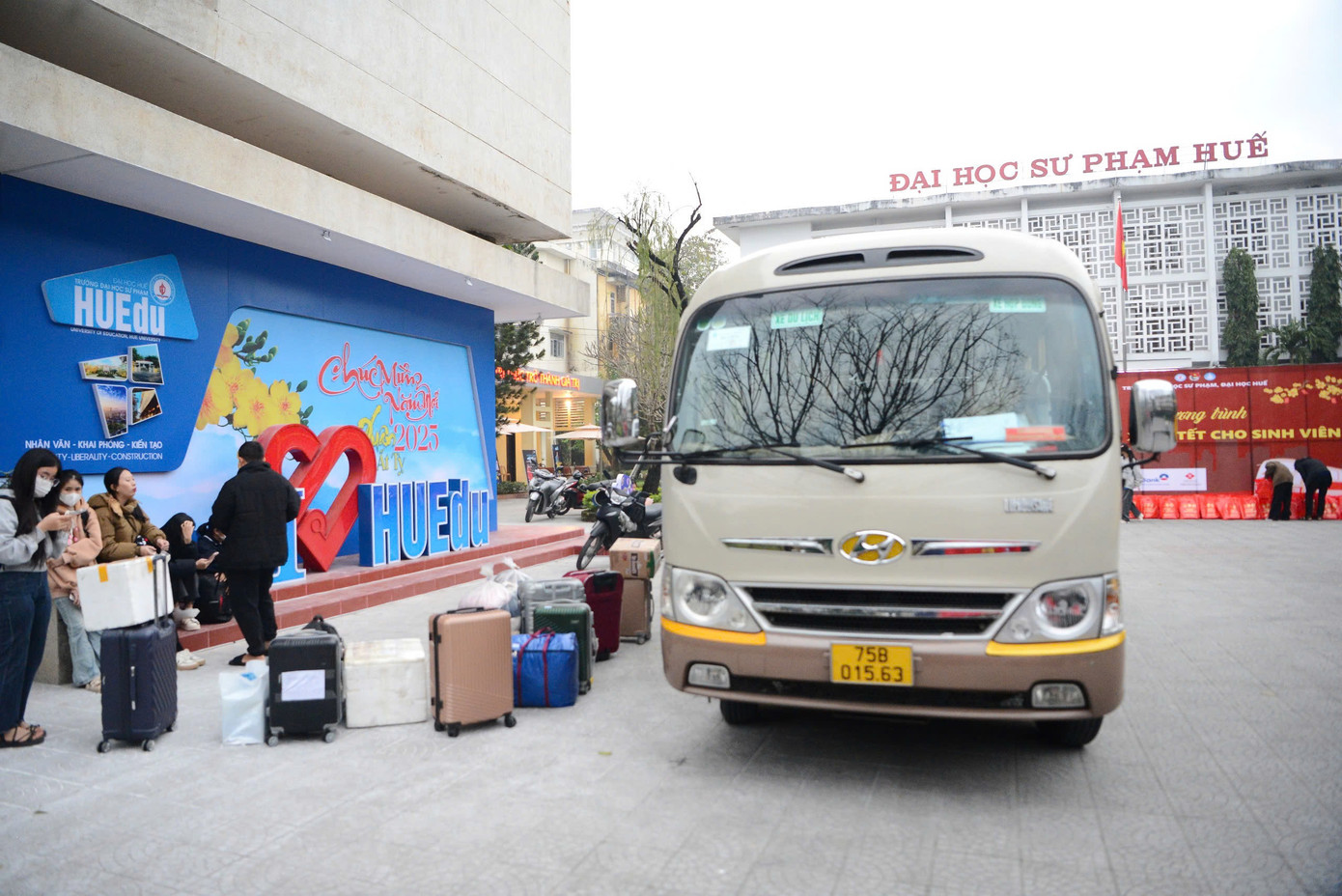 Những chuyến xe ấm áp sẻ chia đưa sinh viên từ Huế về các tỉnh xa đón Tết cùng gia đình.