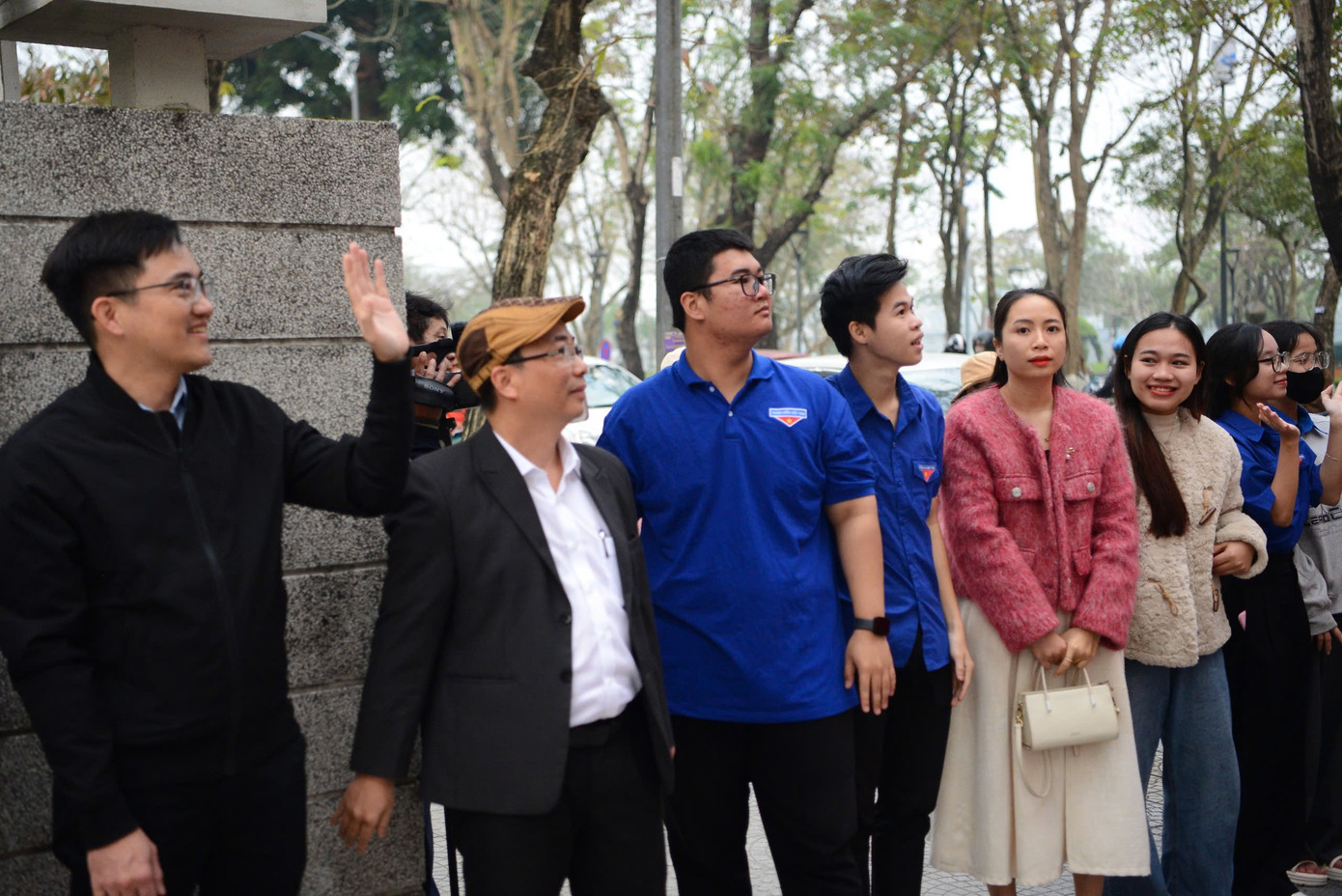 Vẫy chào sinh viên về quê đón Tết.