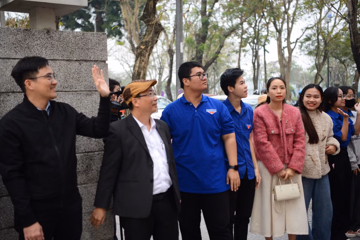 Vẫy chào sinh viên về quê đón Tết.