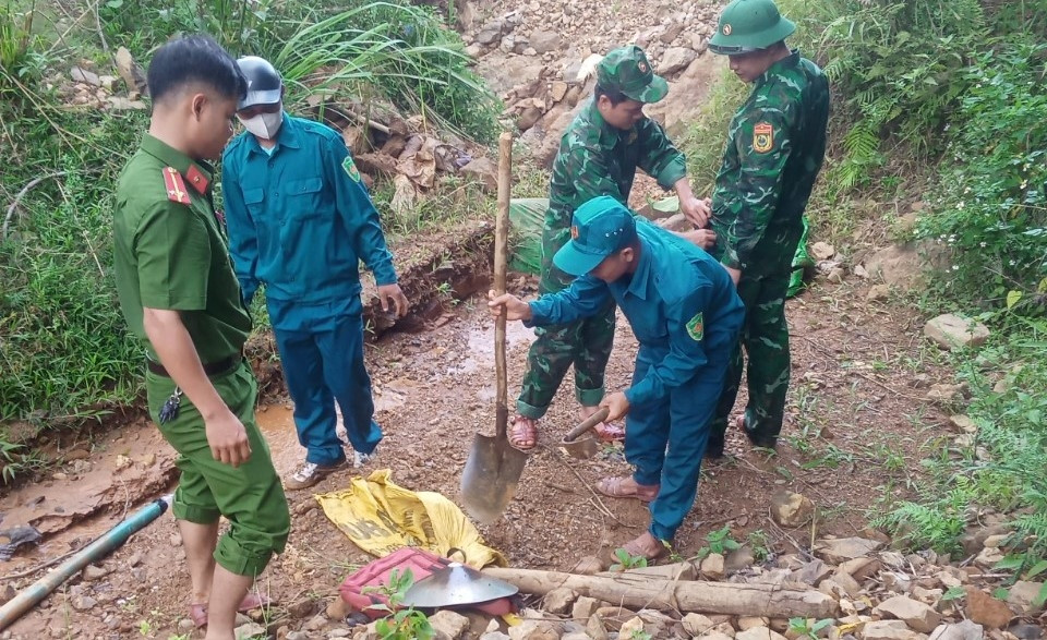 Thu giữ, tiêu hủy vật dụng dùng đào, đãi vàng trái phép của người dân tại khu vực A Pêy B (xã Hồng Thủy, huyện A Lưới). Ảnh: CTV