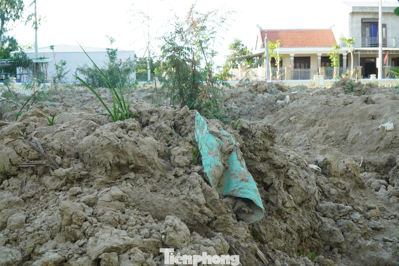 Vật chất đưa vào trường học đầy những bao bì ni lông chưa phân hủy, rác thải nhựa.