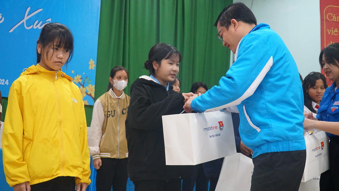 Chương trình đã trao 150 suất quà cho trẻ em có hoàn cảnh khó khăn trên địa bàn TT-Huế.