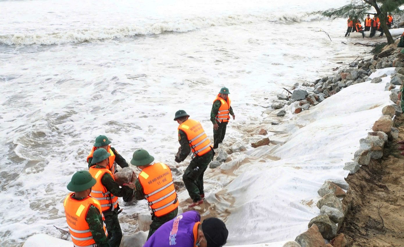 Lực lượng biên phòng triển khai nhân lực, phương tiện cứu hộ bờ biển Phú Thuận, Thuận An bị sạt lở nghiêm trọng. Lực lượng biên phòng triển khai nhân lực, phương tiện cứu hộ bờ biển Phú Thuận, Thuận An bị sạt lở nghiêm trọng.