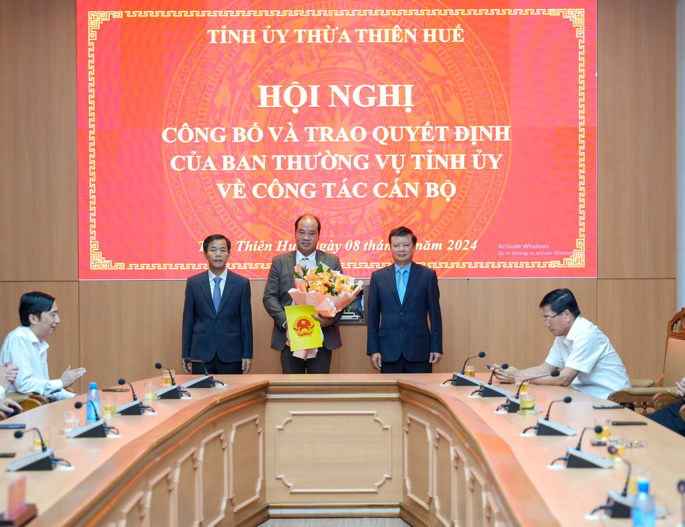 Ông Nguyễn Văn Mạnh (giữa) - Bí thư Huyện ủy Phú Lộc được điều động, bổ nhiệm giữ chức Giám đốc Sở Nội vụ tỉnh TT-Huế. Ông Nguyễn Văn Mạnh (giữa) - Bí thư Huyện ủy Phú Lộc được điều động, bổ nhiệm giữ chức Giám đốc Sở Nội vụ tỉnh TT-Huế.