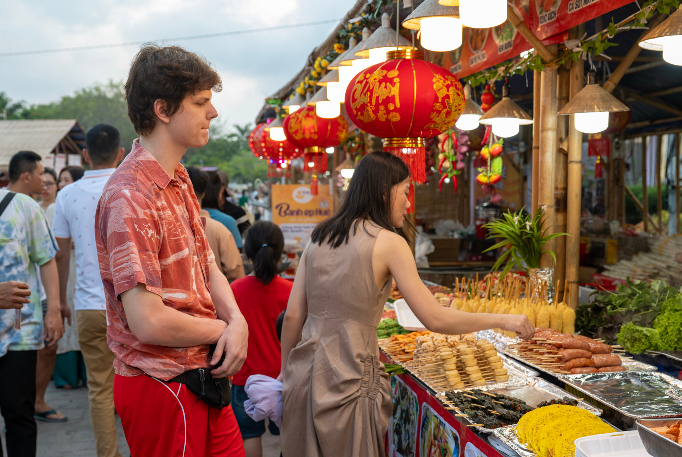 Bên cạnh đó, khu vực ẩm thực miền Trung, miền Bắc và miền Nam cũng mang đến sự phong phú, hấp dẫn với nhiều món quen thuộc. Ảnh: L.H.H.H-Thế Nghĩa