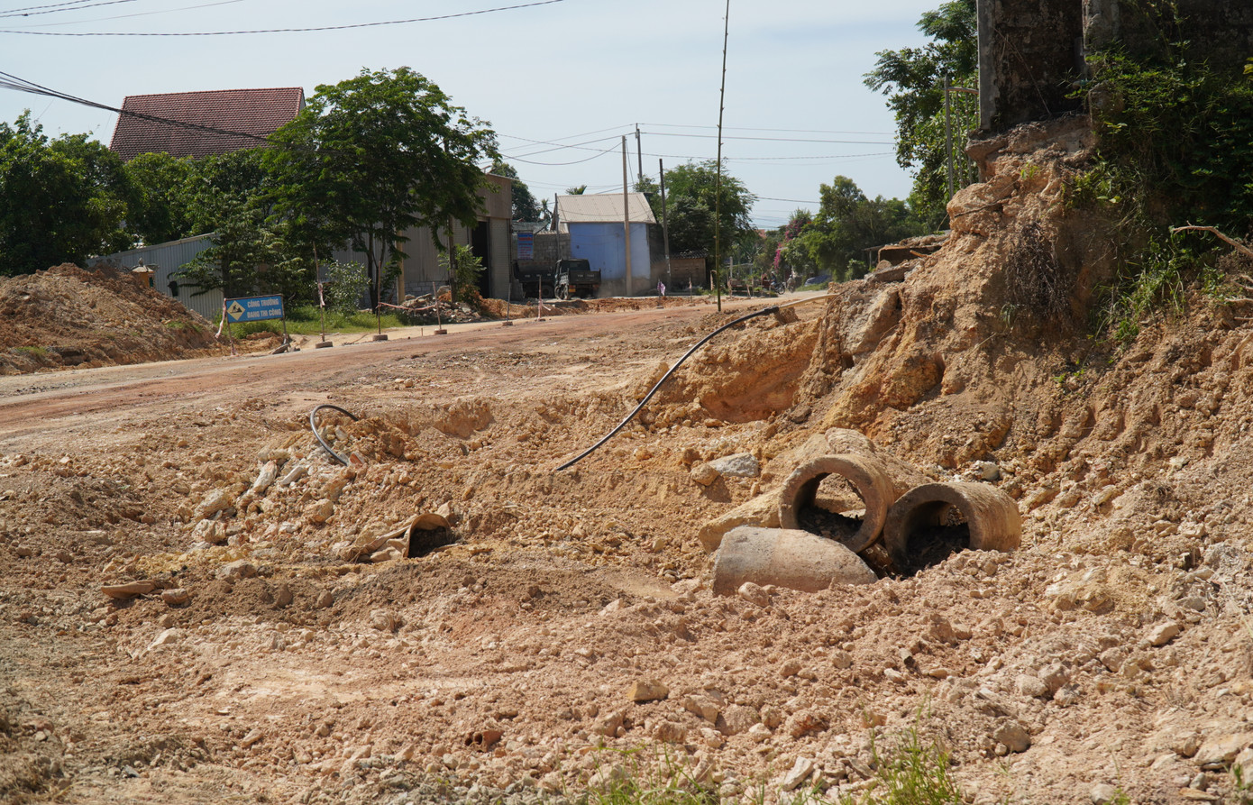 Một đoạn công trường dang dở, không một bóng công nhân, xe máy tham gia thi công.