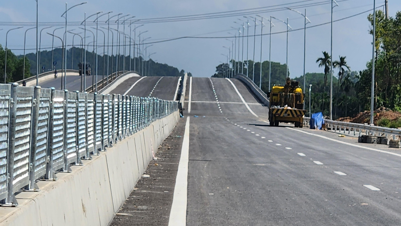 Tuyến cao tốc qua cầu Tuần bắc ngang thượng nguồn sông Hương đã hoàn tất.