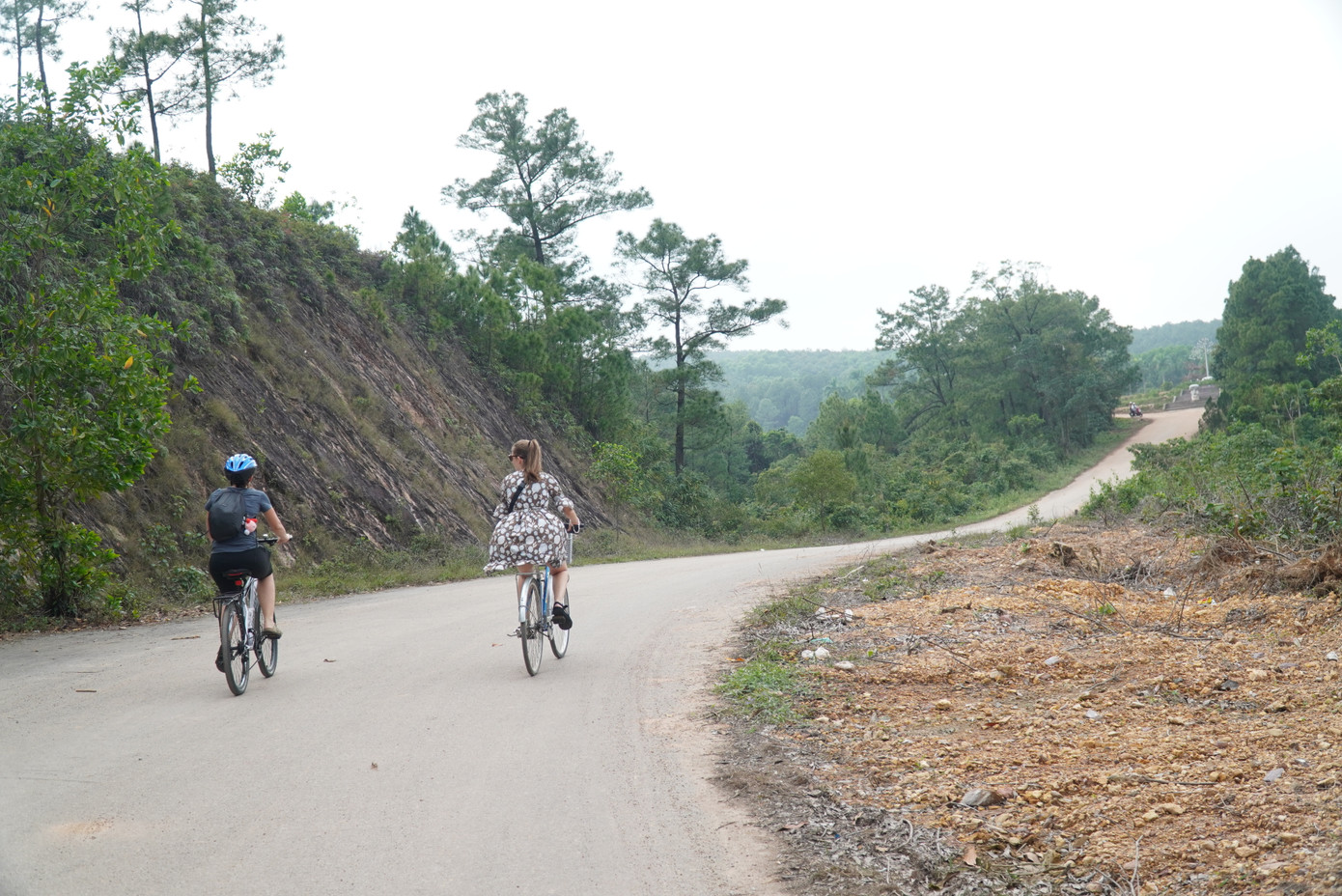 Đường dẫn vào công viên hồ Thủy Tiên đã được dọn dẹp thông thoáng. Đường dẫn vào công viên hồ Thủy Tiên đã được dọn dẹp thông thoáng.