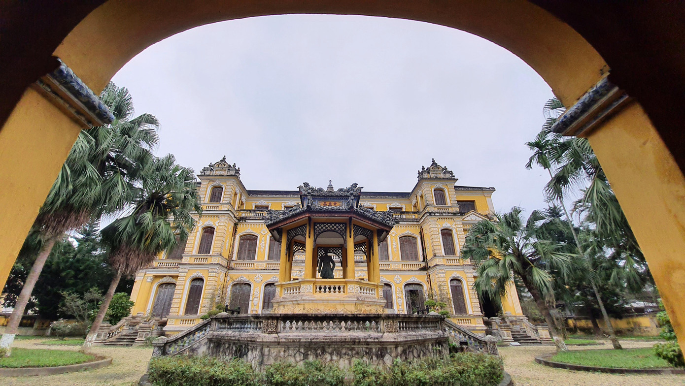 Cung An Định có diện tích rộng hơn 23.460m2, xây dựng trên địa hình bằng phẳng, nằm trong hệ thống các cung điện của triều Nguyễn. Cung điện được vua Khải Ðịnh cho xây dựng vào năm 1917, trên cơ sở của một vương phủ nhỏ. Cung điện quay mặt về hướng nam, phía sông An Cựu. Khi còn nguyên vẹn, cung có khoảng 10 công trình.