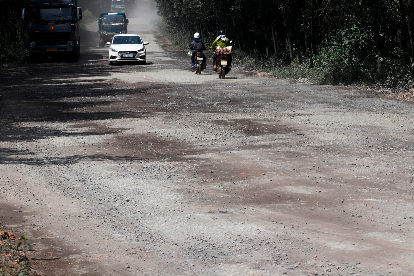 Theo ghi nhận, mặt đường nhựa trên tuyến Tỉnh lộ 9 hiện bị bong tróc, hư hỏng nặng tại nhiều điểm, đặc biệt là đoạn qua tổ dân phố Mỹ Khánh (phường Phong Điền) và đoạn qua xã Phong Xuân (cũ). Mặt đường tỉnh vốn thảm nhựa giờ nát bươm, trông như con đường dẫn vào một công trình xây dựng. Theo ghi nhận, mặt đường nhựa trên tuyến Tỉnh lộ 9 hiện bị bong tróc, hư hỏng nặng tại nhiều điểm, đặc biệt là đoạn qua tổ dân phố Mỹ Khánh (phường Phong Điền) và đoạn qua xã Phong Xuân (cũ). Mặt đường tỉnh vốn thảm nhựa giờ nát bươm, trông như con đường dẫn vào một công trình xây dựng.
