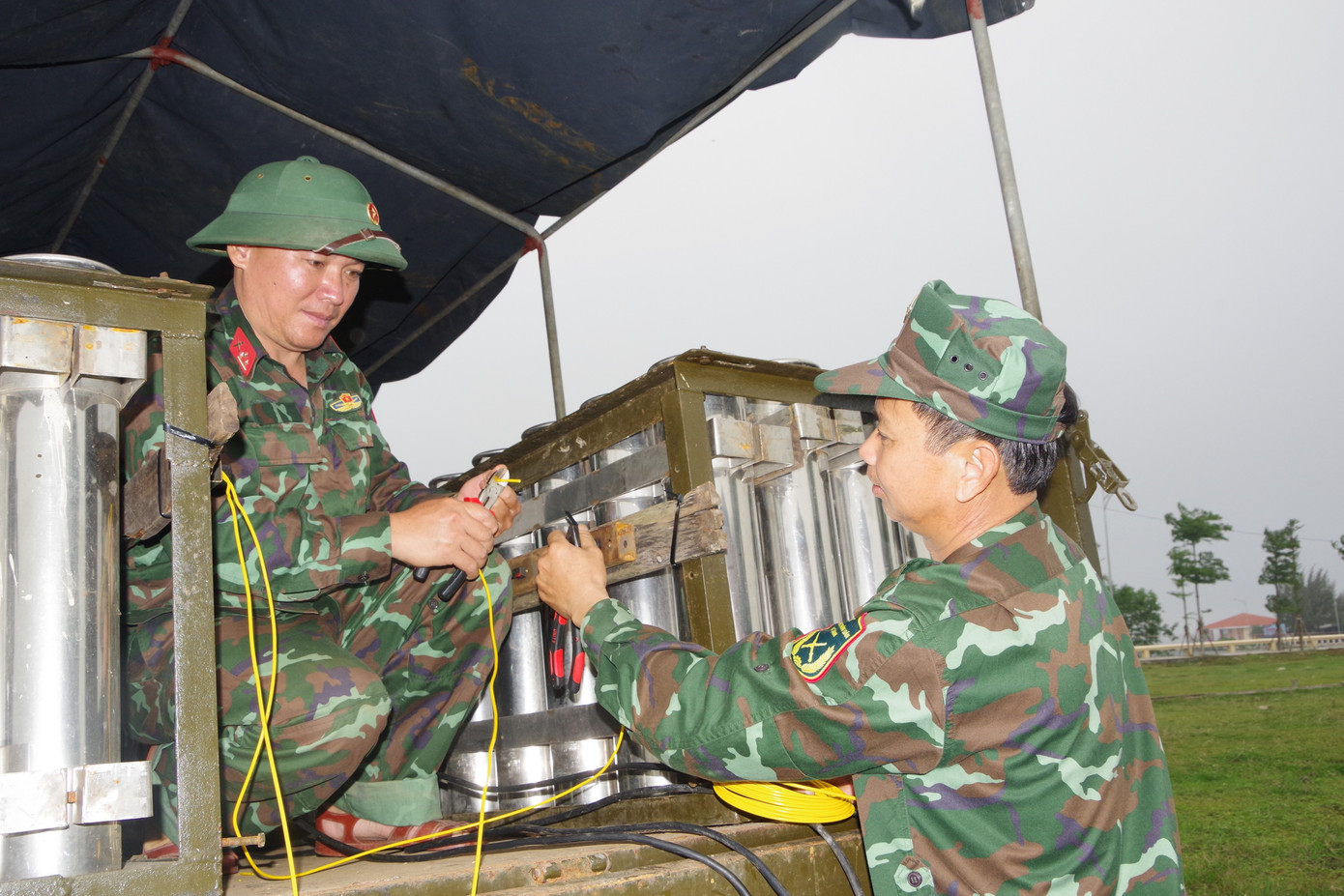 Thượng tá Phan Thắng - Chỉ huy trưởng Bộ CHQS tỉnh TT-Huế, xác định, bắn pháo hoa đêm Giao thừa là một nhiệm vụ chính trị quan trọng, đơn vị đã triển khai chặt chẽ, kỹ lưỡng các khâu, các bước theo đúng quy trình. Mỗi công đoạn đều được kiểm tra chặt, sau đó mới lắp pháo vào các súng bắn. Tuy gặp khó khăn về thời tiết, nhưng 100% cán bộ, chiến sĩ thuộc Bộ CHQS tỉnh TT-Huế đã không quản khó khăn, vất vả để hoàn thành tốt nhiệm vụ được giao. Thượng tá Phan Thắng - Chỉ huy trưởng Bộ CHQS tỉnh TT-Huế, xác định, bắn pháo hoa đêm Giao thừa là một nhiệm vụ chính trị quan trọng, đơn vị đã triển khai chặt chẽ, kỹ lưỡng các khâu, các bước theo đúng quy trình. Mỗi công đoạn đều được kiểm tra chặt, sau đó mới lắp pháo vào các súng bắn. Tuy gặp khó khăn về thời tiết, nhưng 100% cán bộ, chiến sĩ thuộc Bộ CHQS tỉnh TT-Huế đã không quản khó khăn, vất vả để hoàn thành tốt nhiệm vụ được giao.