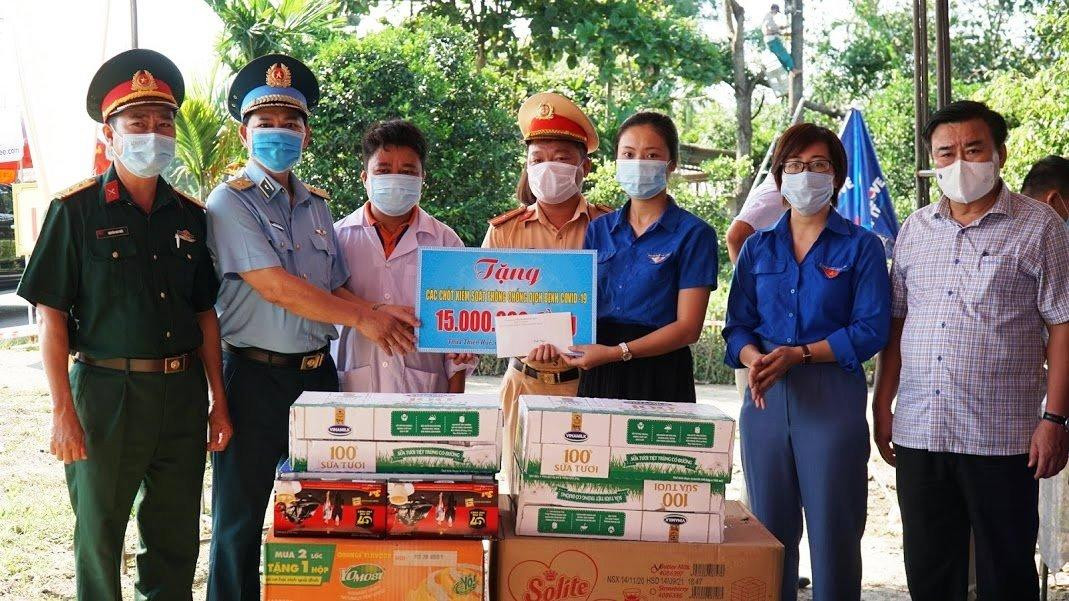 Thăm hỏi, tặng quà lực lượng làm nhiệm vụ phòng, chống dịch tại TT-Huế. Thăm hỏi, tặng quà lực lượng làm nhiệm vụ phòng, chống dịch tại TT-Huế.