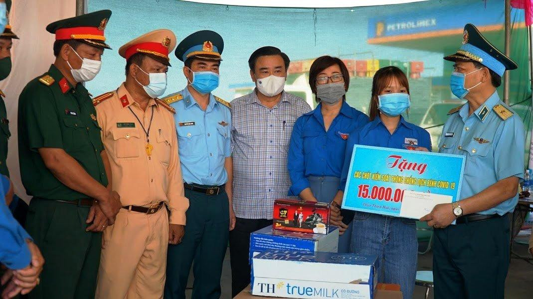 Thiếu tướng Phạm Trường Sơn - Phó Tư lệnh Quân chủng Phòng không Không quân - Bộ Quốc phòng cùng chị Hoàng Thị Phương Hiền - Phó Bí thư Thường trực Tỉnh Đoàn TT-Huế đến thăm chốt kiểm soát, phòng chống dịch bệnh trên Quốc lộ 1 đoạn qua TT-Huế. Thiếu tướng Phạm Trường Sơn - Phó Tư lệnh Quân chủng Phòng không Không quân - Bộ Quốc phòng cùng chị Hoàng Thị Phương Hiền - Phó Bí thư Thường trực Tỉnh Đoàn TT-Huế đến thăm chốt kiểm soát, phòng chống dịch bệnh trên Quốc lộ 1 đoạn qua TT-Huế.