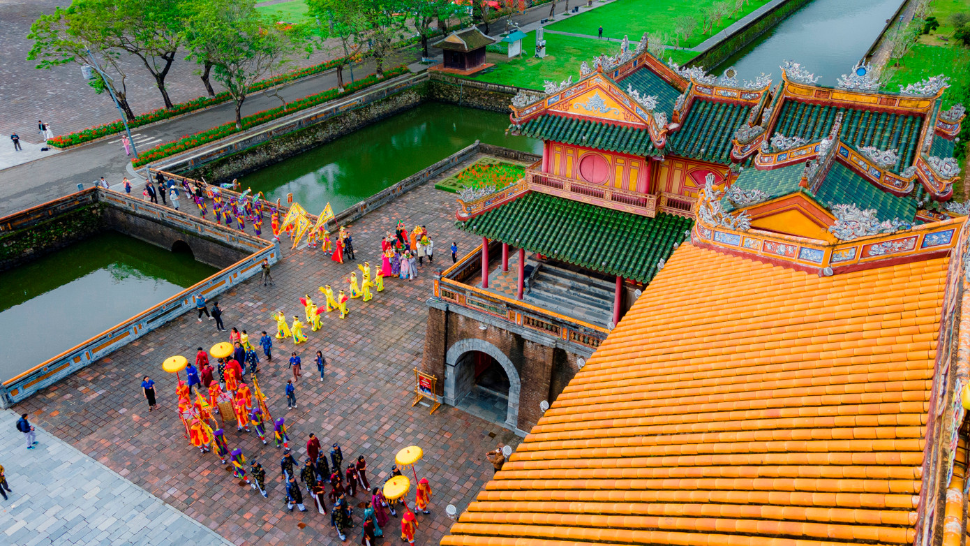 Đoàn rước mang theo sản vật dâng cúng tiến vào khu vực Ngọ môn - Đại Nội Huế. Ảnh: Đình Hoàng.