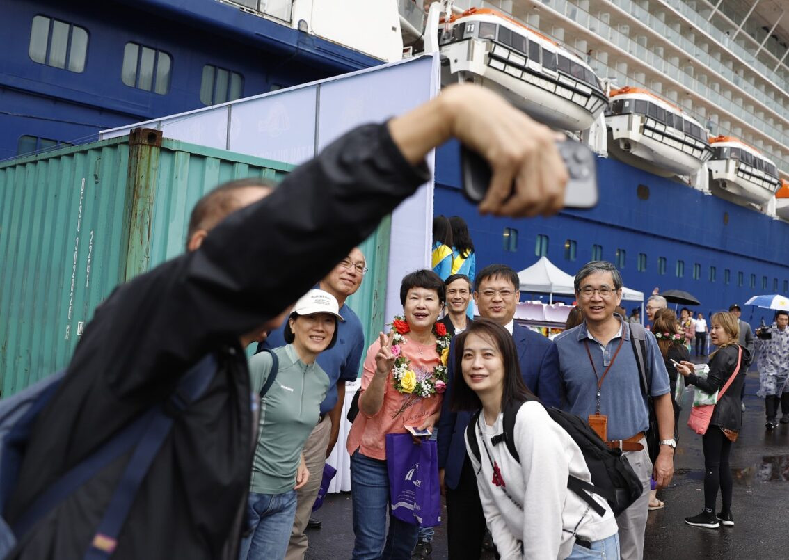 Du khách chụp ảnh lưu niệm cùng lãnh đạo tỉnh TT-Huế tại cảng Chân Mây.