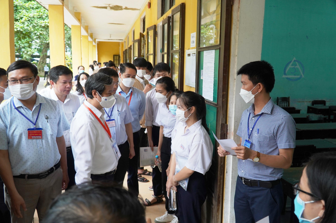 Khoảng 6h50 sáng 7/7, Bộ trưởng Bộ GD&amp;ĐT Nguyễn Kim Sơn cùng Phó Chủ tịch UBND tỉnh TT-Huế Nguyễn Thanh Bình và lãnh đạo Sở GD&amp;ĐT đã về kiểm tra tại điểm thi trường THPT Đặng Huy Trứ.