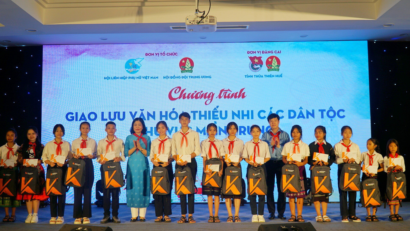 Giao lưu văn hóa thiếu nhi các dân tộc khu vực miền Trung. Giao lưu văn hóa thiếu nhi các dân tộc khu vực miền Trung.