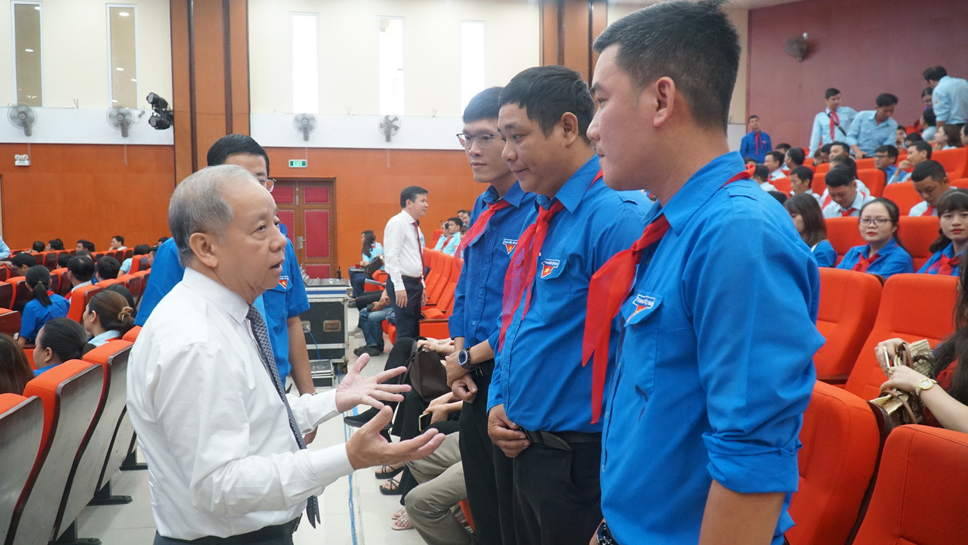 Ông Phan Ngọc Thọ trao đổi thẳng thắn, cởi mở với cán bộ Tổng phụ trách Đội bên lề buổi đối thoại. Ông Phan Ngọc Thọ trao đổi thẳng thắn, cởi mở với cán bộ Tổng phụ trách Đội bên lề buổi đối thoại.