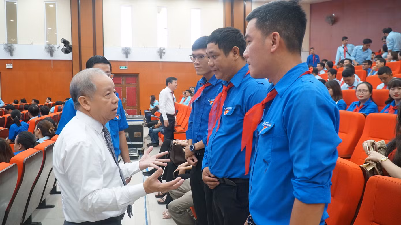 Ông Phan Ngọc Thọ trao đổi thẳng thắn, cởi mở với cán bộ Tổng phụ trách Đội bên lề buổi đối thoại.