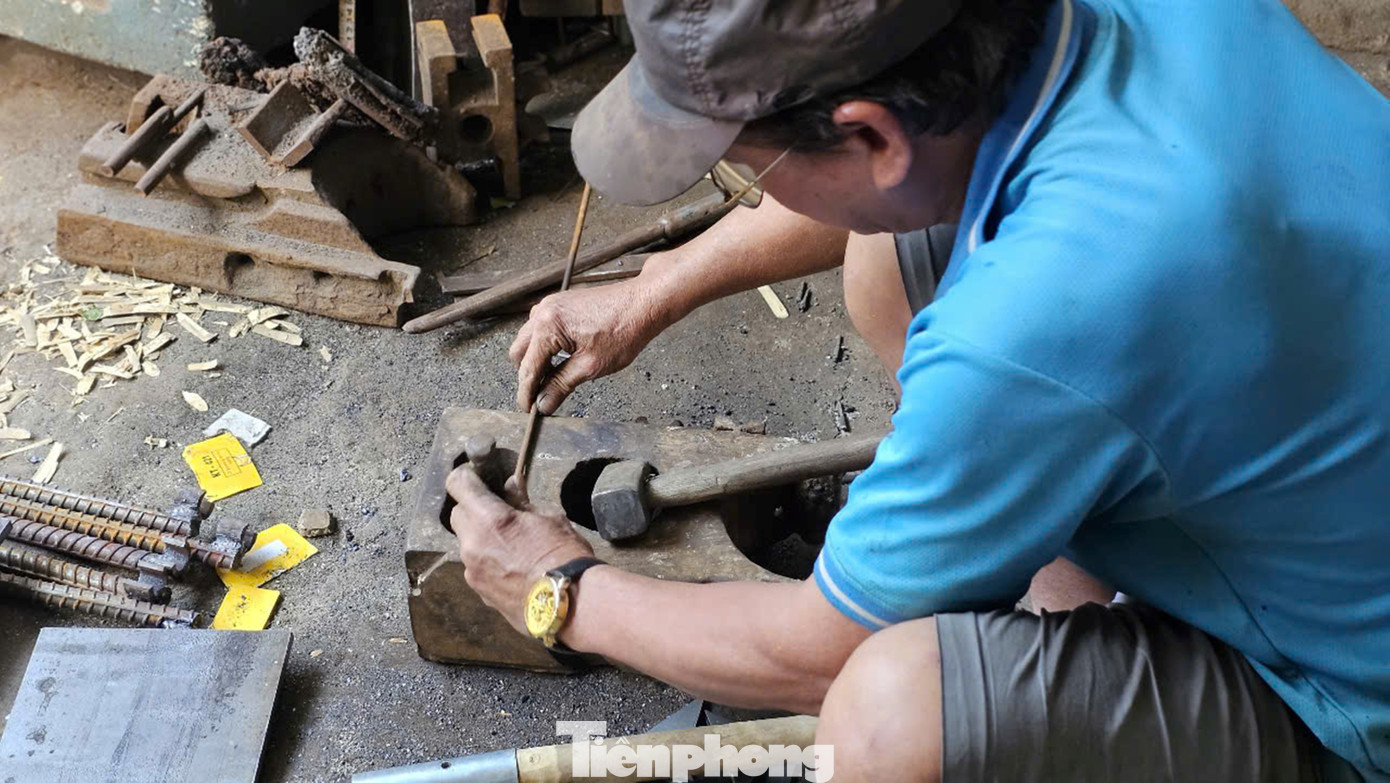 Những thợ rèn Bao Vinh còn cho biết sản phẩm rèn thủ công có giá thành cao do tiêu tốn nhiều công sức, trong khi những sản phẩm tương tự do máy móc sản xuất hàng loạt nhập về địa phương có giá bán thấp, nên rất khó cạnh tranh. Những thợ rèn Bao Vinh còn cho biết sản phẩm rèn thủ công có giá thành cao do tiêu tốn nhiều công sức, trong khi những sản phẩm tương tự do máy móc sản xuất hàng loạt nhập về địa phương có giá bán thấp, nên rất khó cạnh tranh.